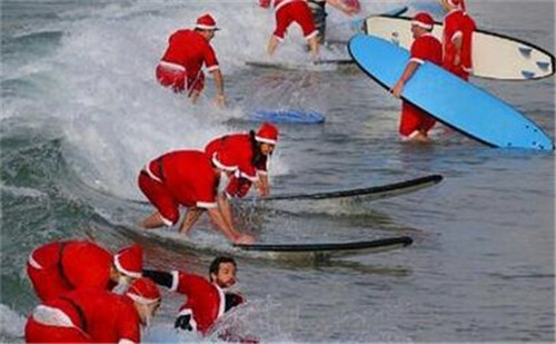 320名圣诞老人集体冲浪？八一八圣诞节奇闻趣事
