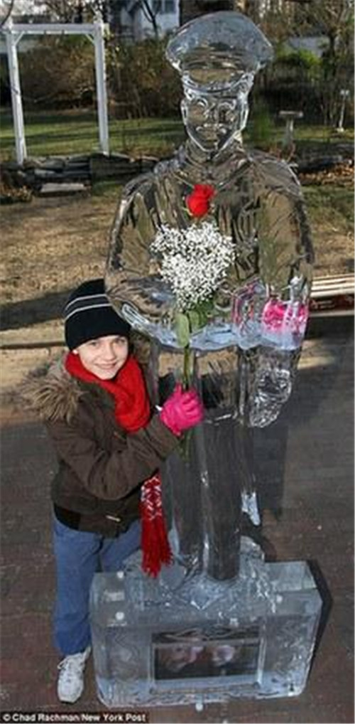 320名圣诞老人集体冲浪？八一八圣诞节奇闻趣事