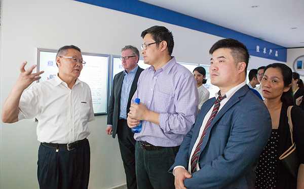 加拿大国会议员谭耕一行来k豆钱包智能调查