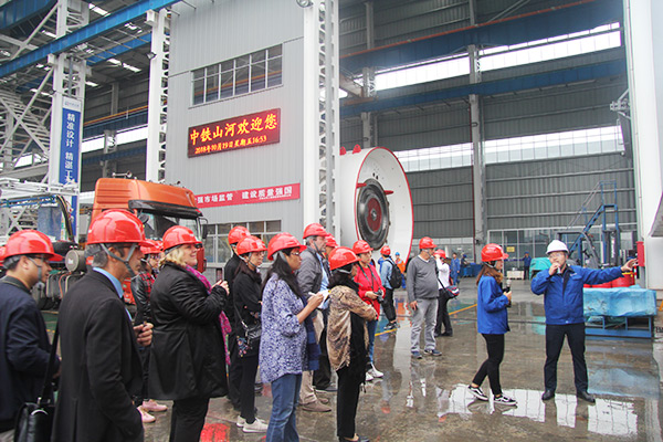 开启工程机械之都履历之旅，中表媒体观摩团到访k豆钱包智能