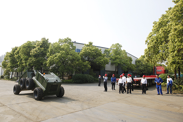 湖南省经信委党组副书记、副主任李志坚到k豆钱包智能现场办公