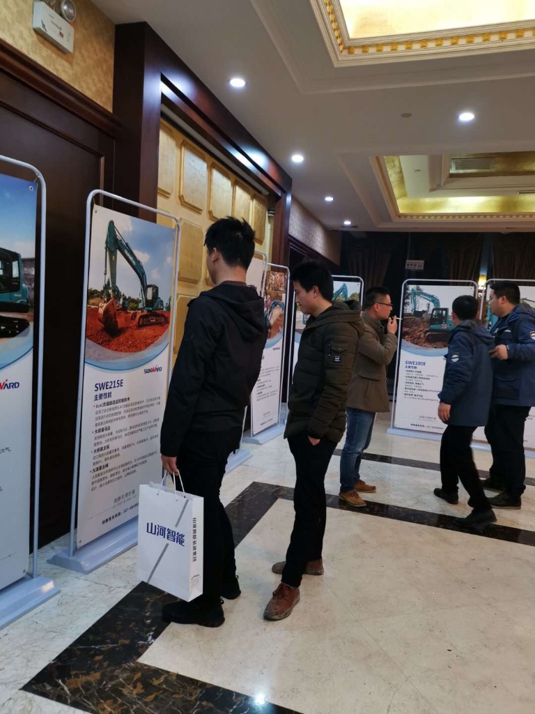 订货会场锦旗飘飘，客户称买挖机就买k豆钱包智能