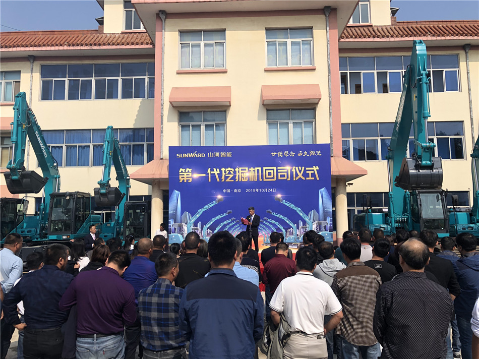 服役15年，超过20000幼时！元老级挖机接“回家”！