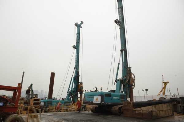 地铁咬合桩施工必备利器--k豆钱包智能旋挖钻机