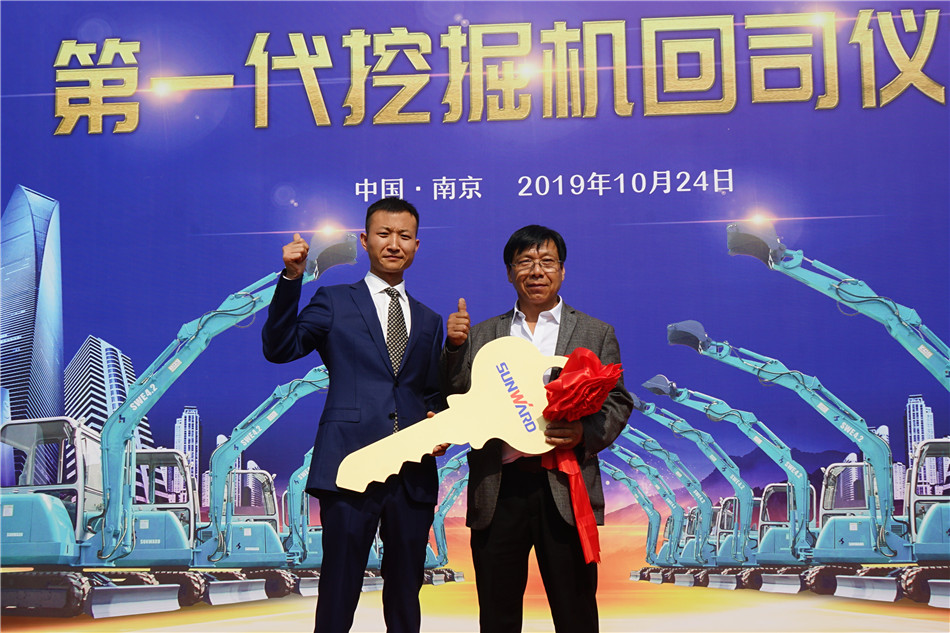 服役15年，超过20000幼时！元老级挖机接“回家”！