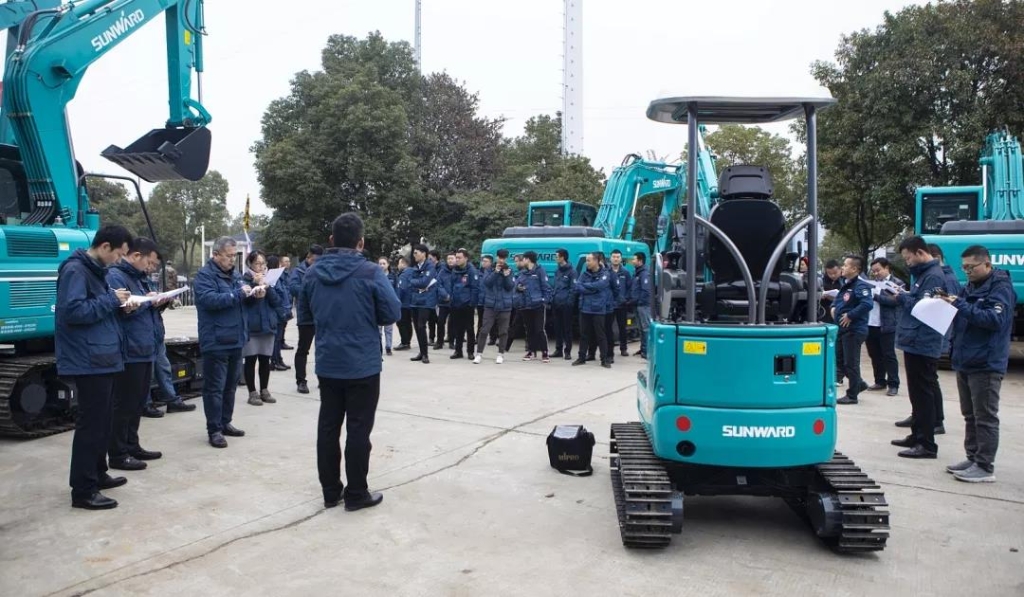 “金牌解说员”绕机解说较量成功进行