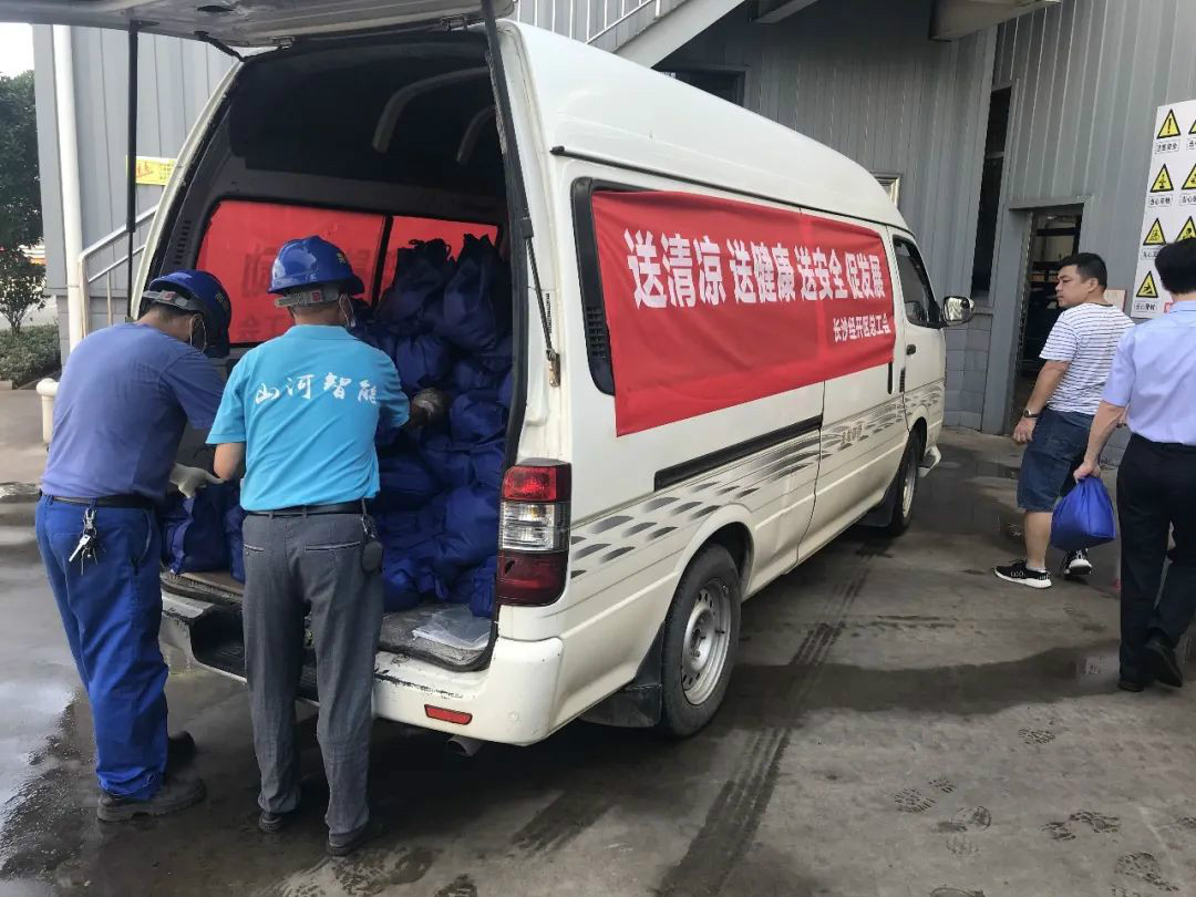 夏季炎炎送清冷，区总关切暖人心