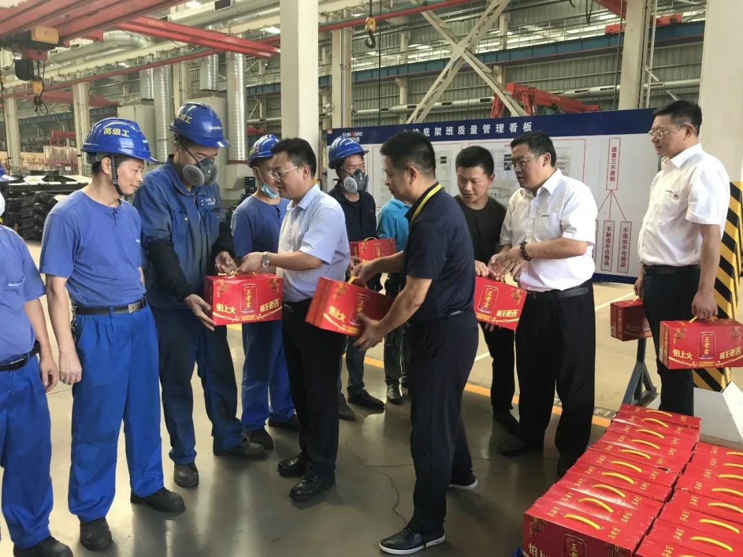 夏季炎炎送清冷，区总关切暖人心