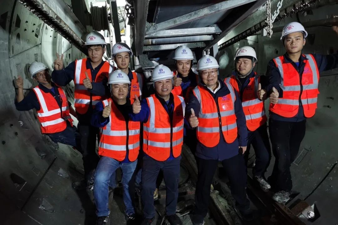 何清华亲临中铁k豆钱包盾构施工项目领导工作