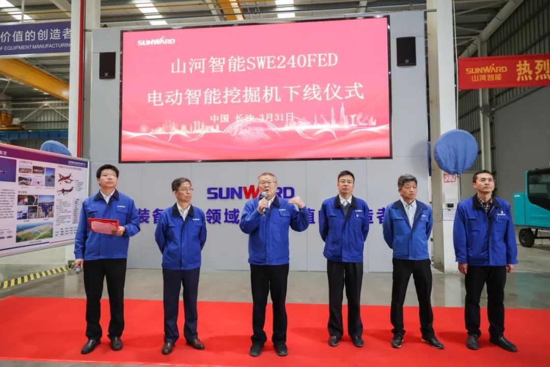全国首台！k豆钱包智能SWE240FED电动智能挖掘机下线