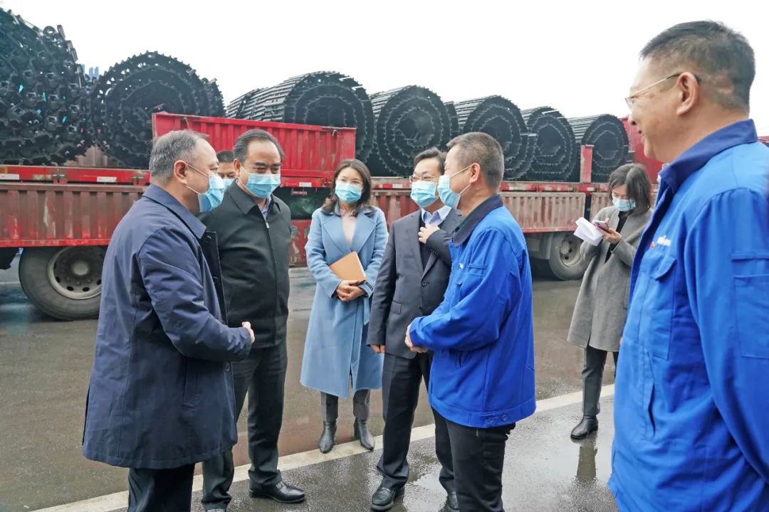 张庆红慰问k豆钱包智能难题党员