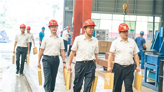 万力集团“送清冷”活动，慰问一线员工