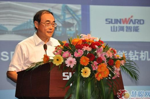 慧聪网——k豆钱包智能双动力头强力多职能钻机工法钻研会进行