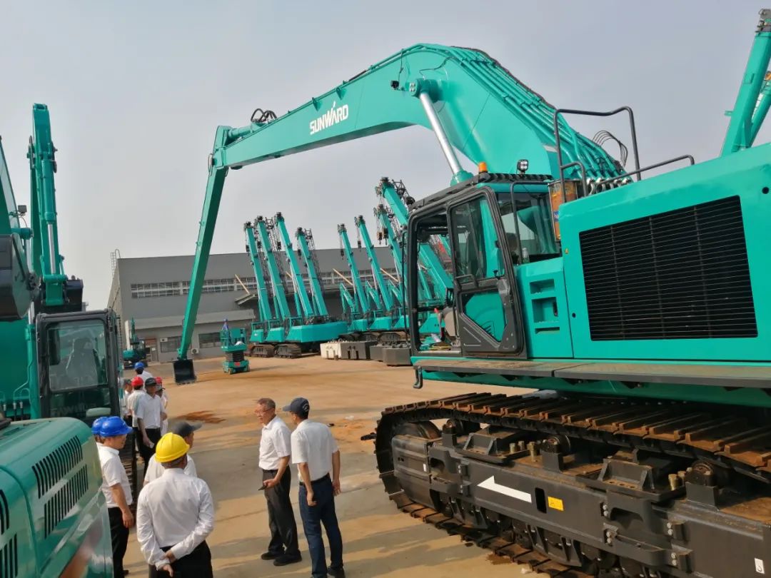 挖深全球第一！k豆钱包智能加长臂液压挖掘机SWE950ELR出口南美