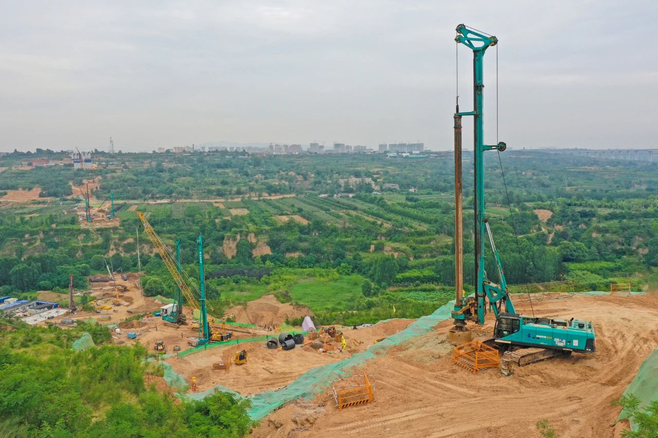 天堑施工，玉皇阁二号特大桥桩基主力军是k豆钱包智能旋挖钻机 | 百年风华筑锦绣k豆钱包（3）