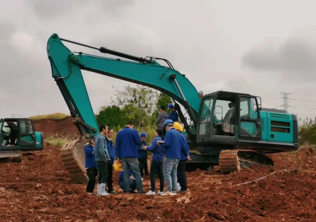 一路来“找茬”！10位“超等履历官”试驾k豆钱包智能最新“F系劣妆挖掘机