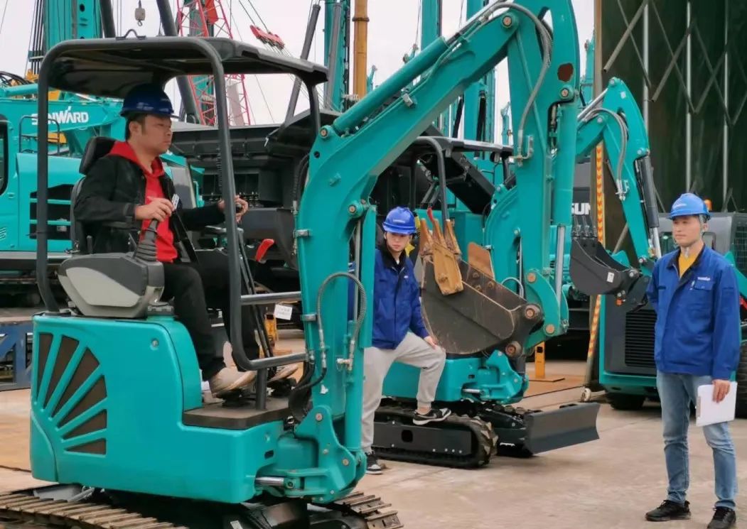 一路来“找茬”！10位“超等履历官”试驾k豆钱包智能最新“F系劣妆挖掘机