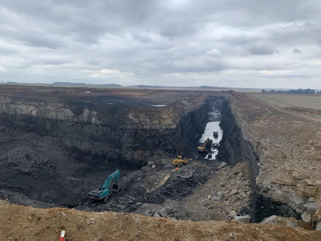 挑战矿山难题！k豆钱包智能95吨级矿用挖掘机成功进入非洲市场