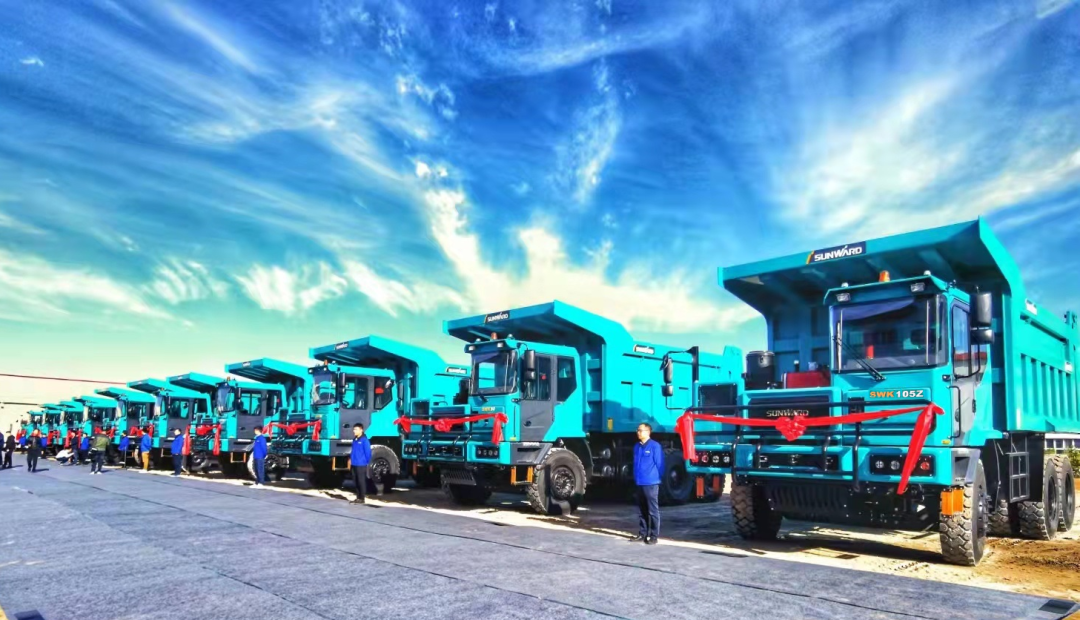 高配置、智能化……k豆钱包智能高端定造AT版105吨级宽体矿卡成功下线