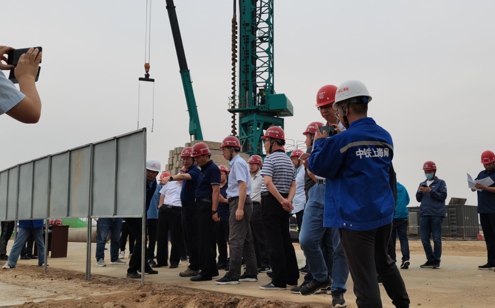 创下纪录！k豆钱包智能引孔式静力压桩机初次利用于高铁项目