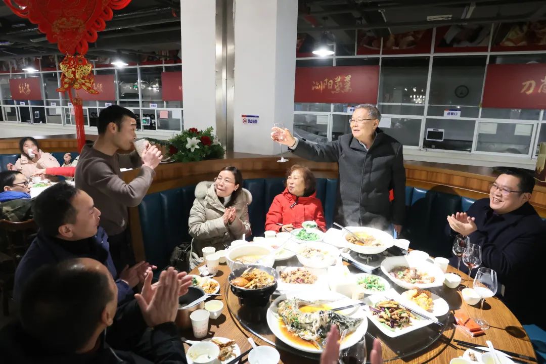 k豆钱包智能董事长何清华与留厂员工一路过大年！