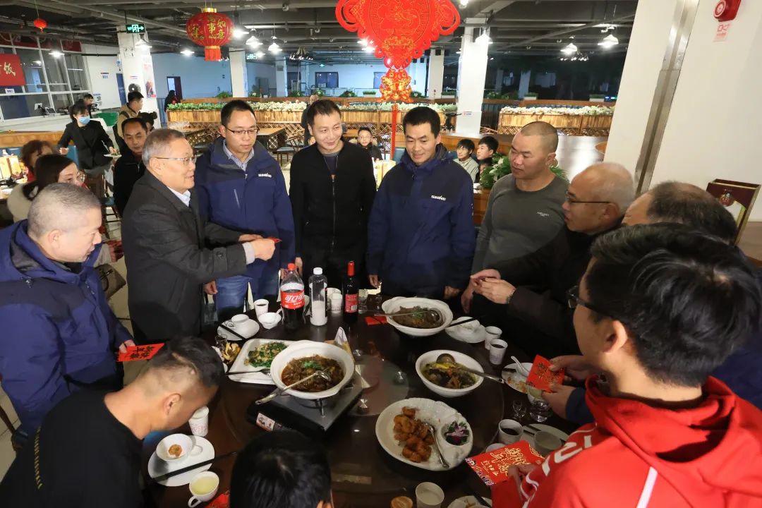 k豆钱包智能董事长何清华与留厂员工一路过大年！