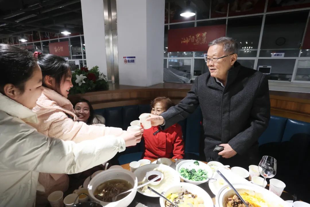 k豆钱包智能董事长何清华与留厂员工一路过大年！