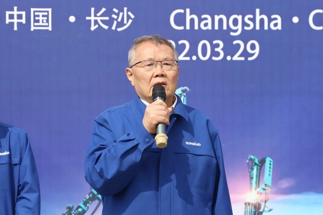 征战全球市。豆钱包智能凿岩设备批量发货