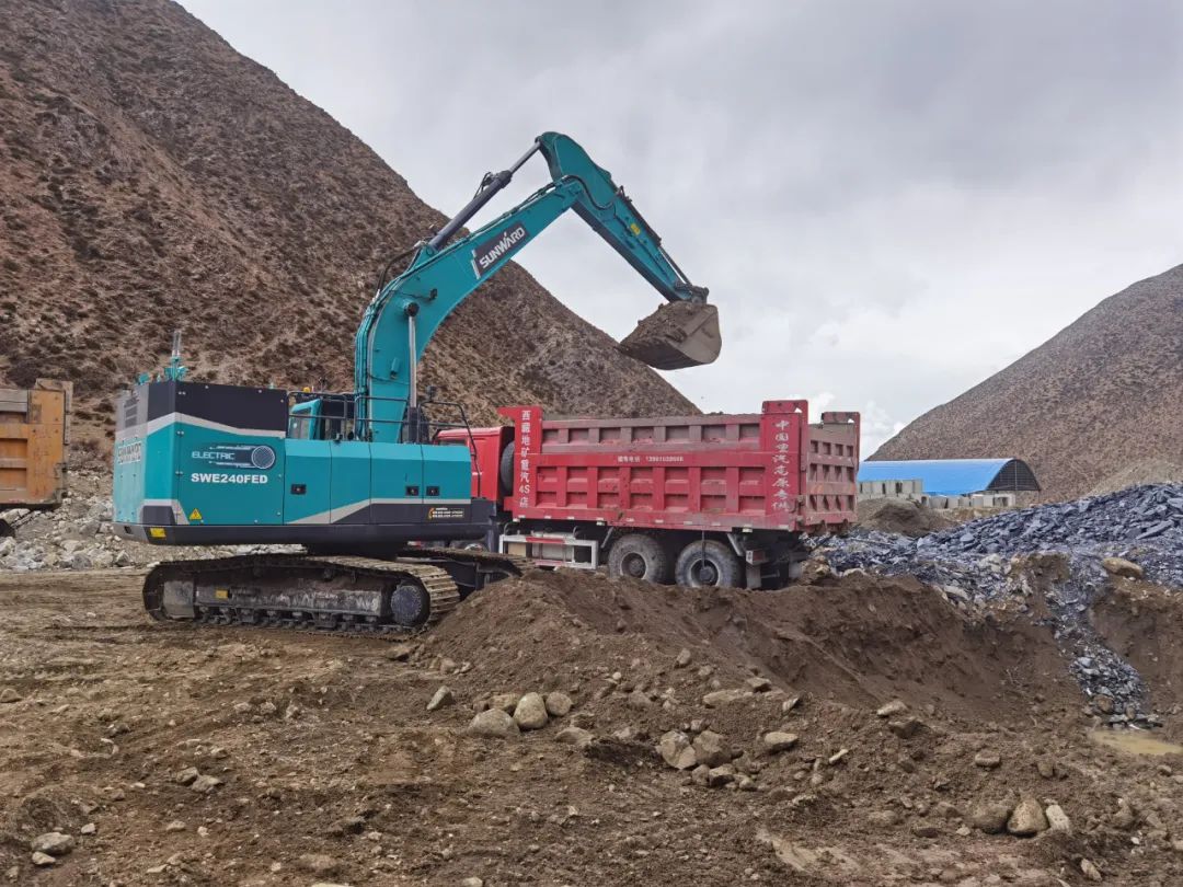 征战川藏铁路！k豆钱包智能新一代电动挖掘机成功交付