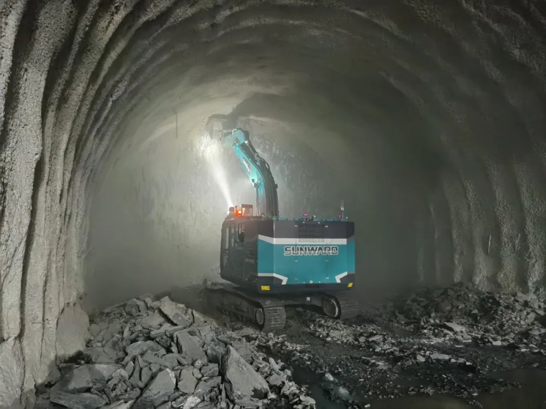 征战川藏铁路！k豆钱包智能新一代电动挖掘机成功交付