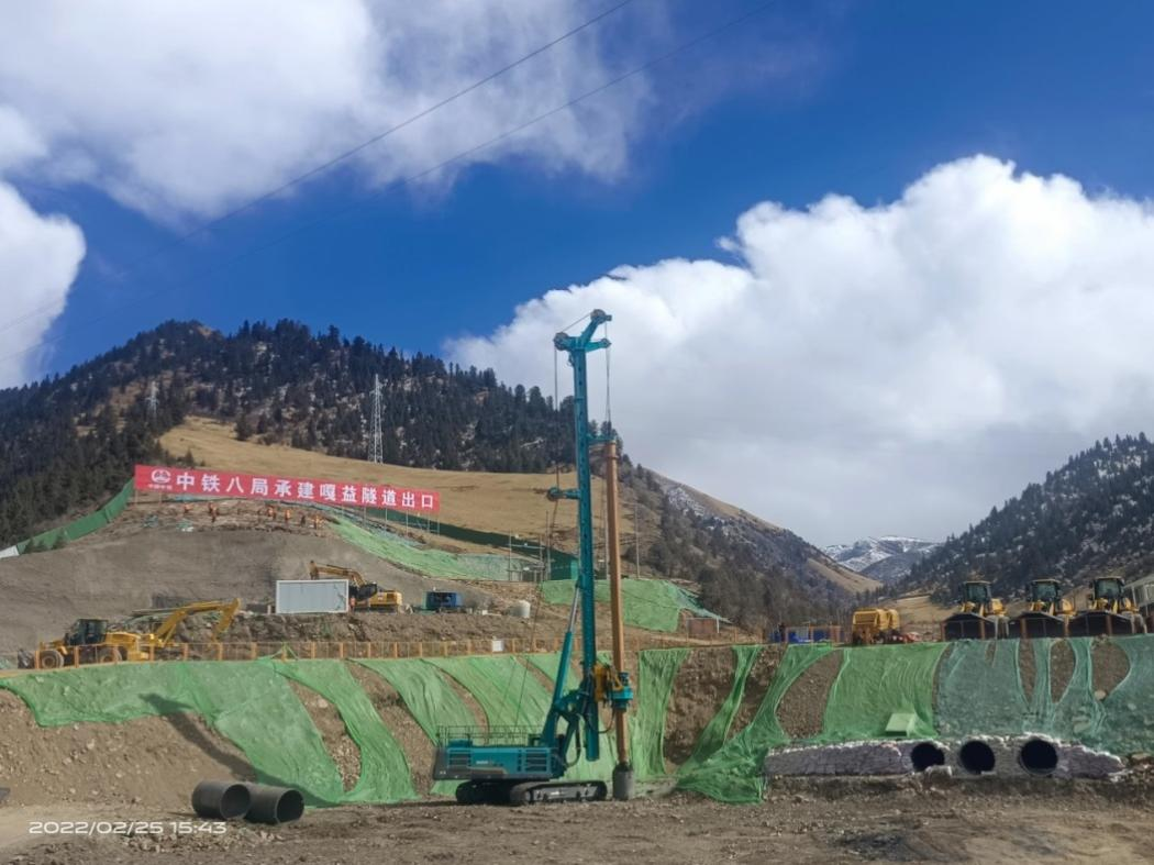 决战“世界之巅”！k豆钱包智能旋挖钻机实力助建川藏铁路