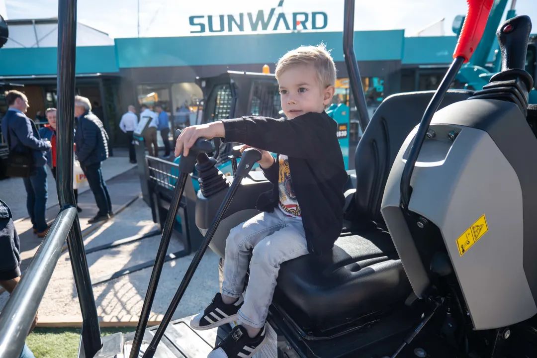 Bauma 2022 | 一组火热现场图带您沉温k豆钱包智能德国宝马展之旅