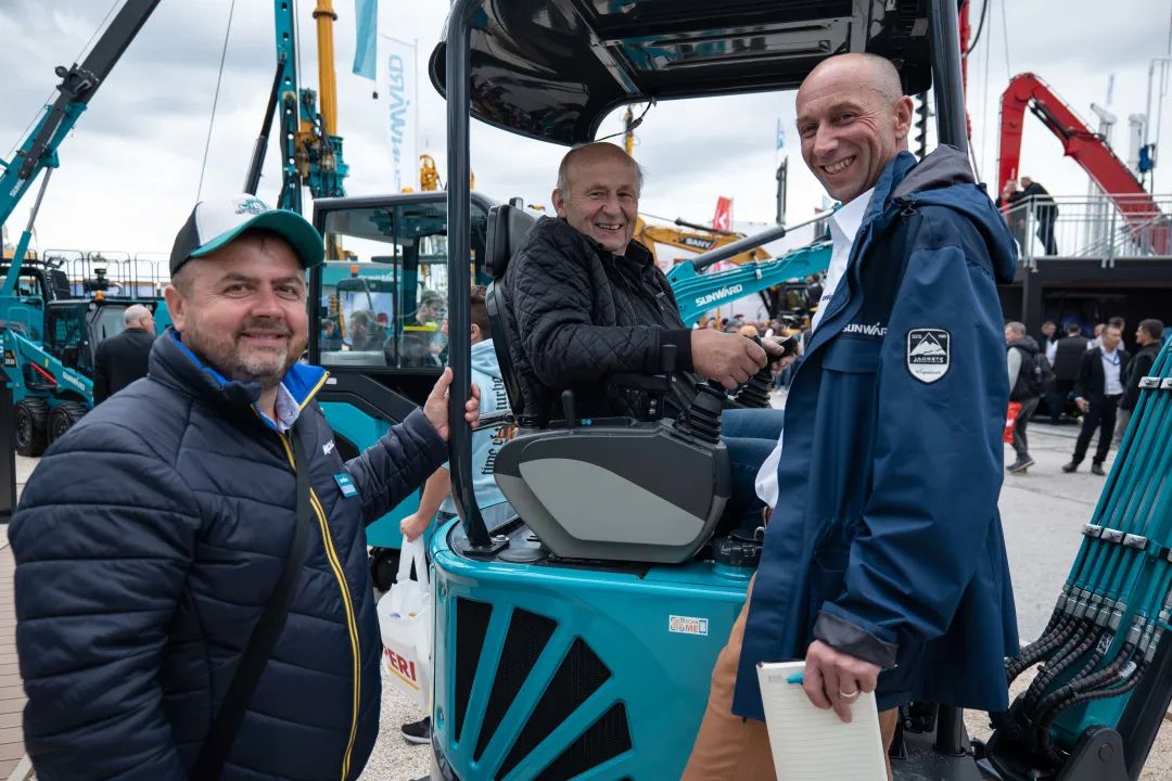 Bauma 2022 | 一组火热现场图带您沉温k豆钱包智能德国宝马展之旅