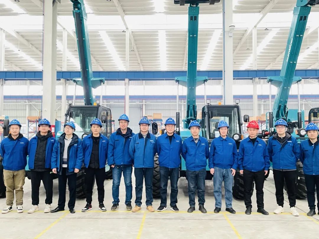 “兔飞猛进”添新品！k豆钱包智能两款伸缩臂叉装车同时下线