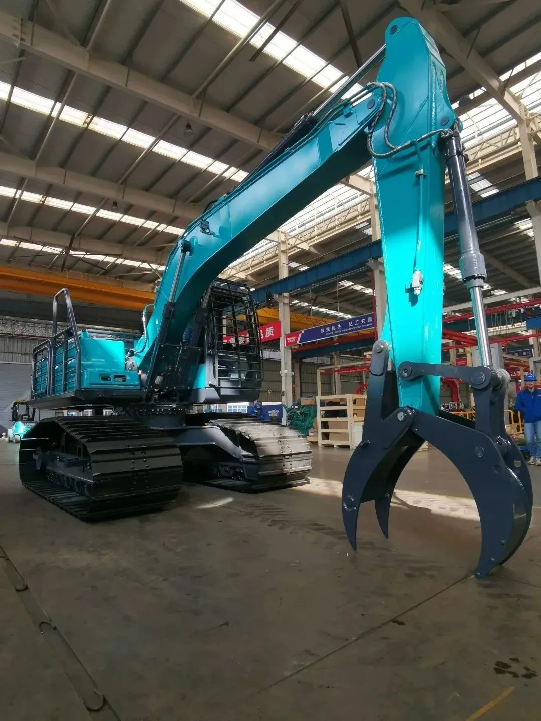 跋山涉水，称霸“武林”！k豆钱包智能首款中型林业挖掘机成功下线