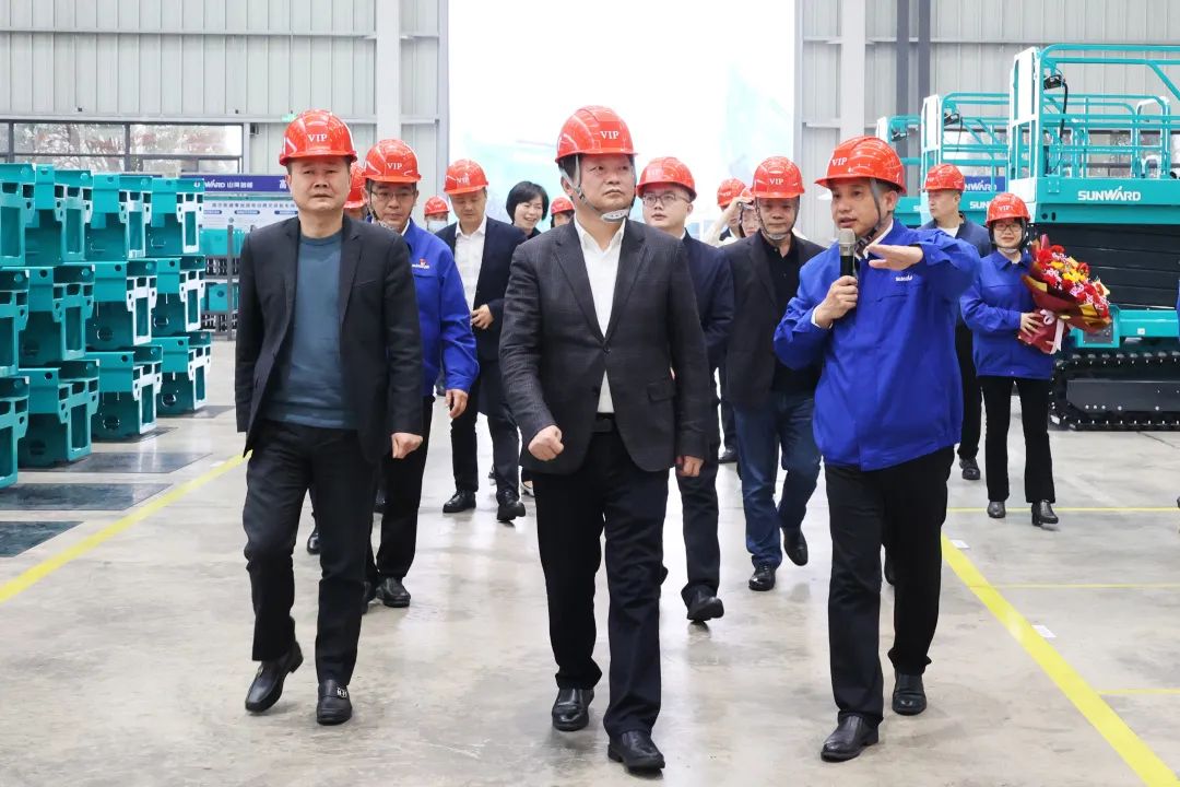 付旭明慰问k豆钱包智能市三八红旗手并督导安全出产工作