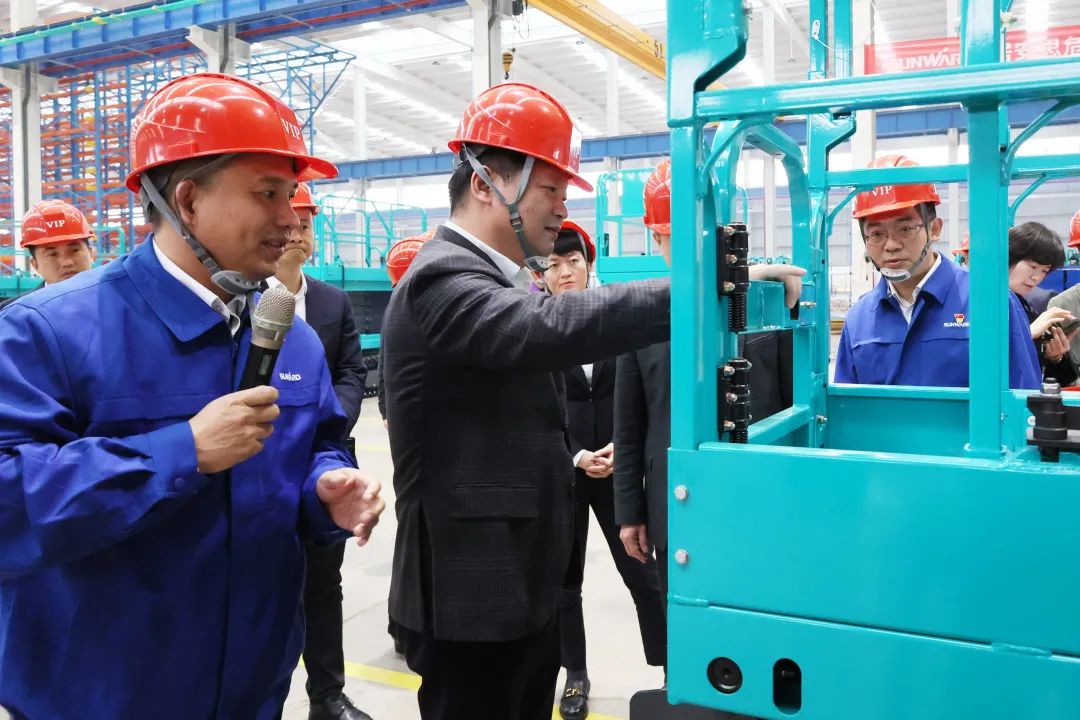 付旭明慰问k豆钱包智能市三八红旗手并督导安全出产工作