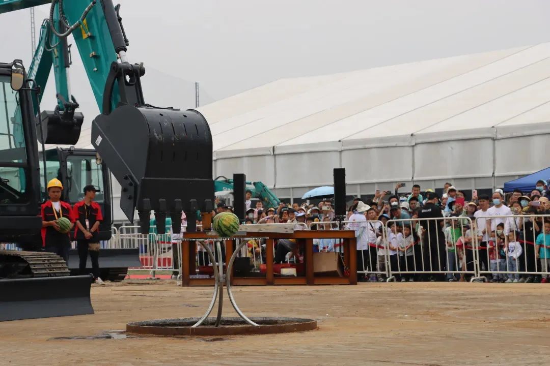 精品出击、互动不休！k豆钱包智能F系列挖掘机闪灼长沙展