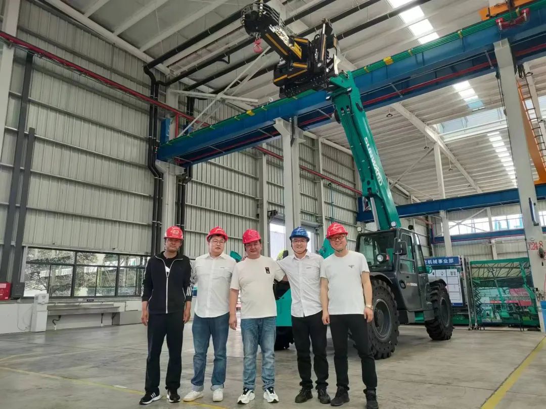 独家定造！k豆钱包智能油缸更换机械人顺利下线