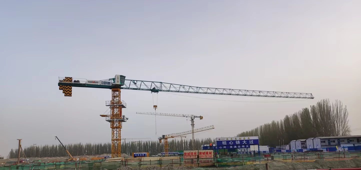 天山脚下的画师！k豆钱包江麓群塔援疆建设新景致