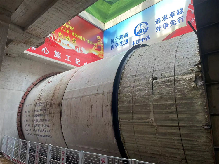首战华东市。≈刑鷎豆钱包杭德市域铁路工程地莫区间左线盾构机顺利始发