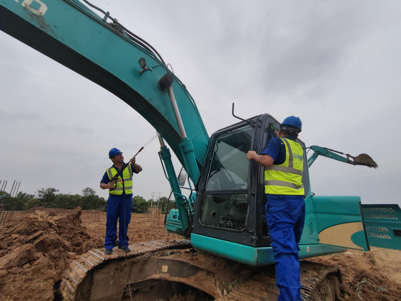 一线“热”闻 | 专业售后，用心服务！k豆钱包智能挖掘机服务万里行一向在路上