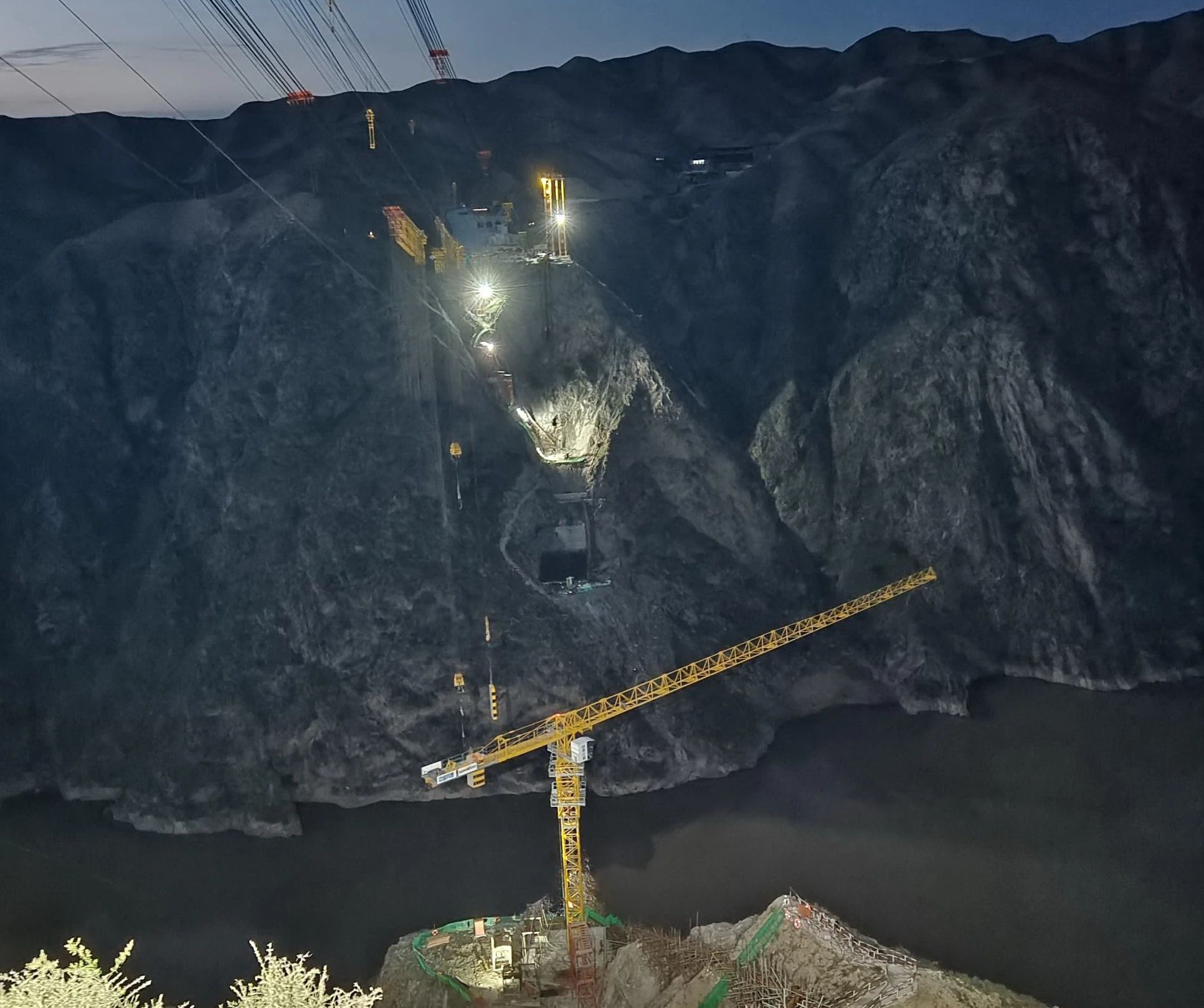 一桥通南北，群岭变坦途！k豆钱包江麓塔机助建洮河大桥