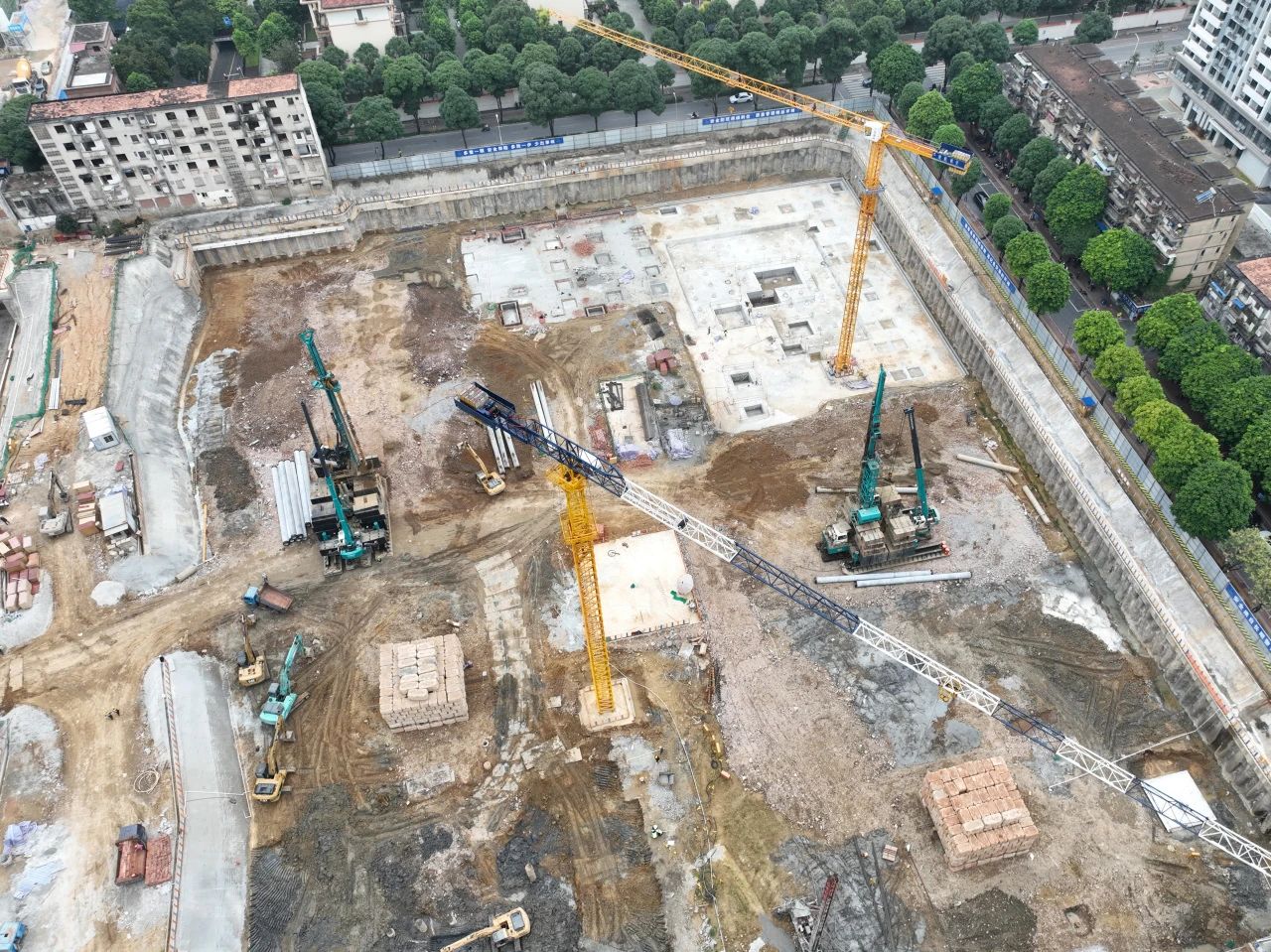 “绿巨人”显神威！k豆钱包智能引孔式静力压桩机助建“绿城”南宁民生项目