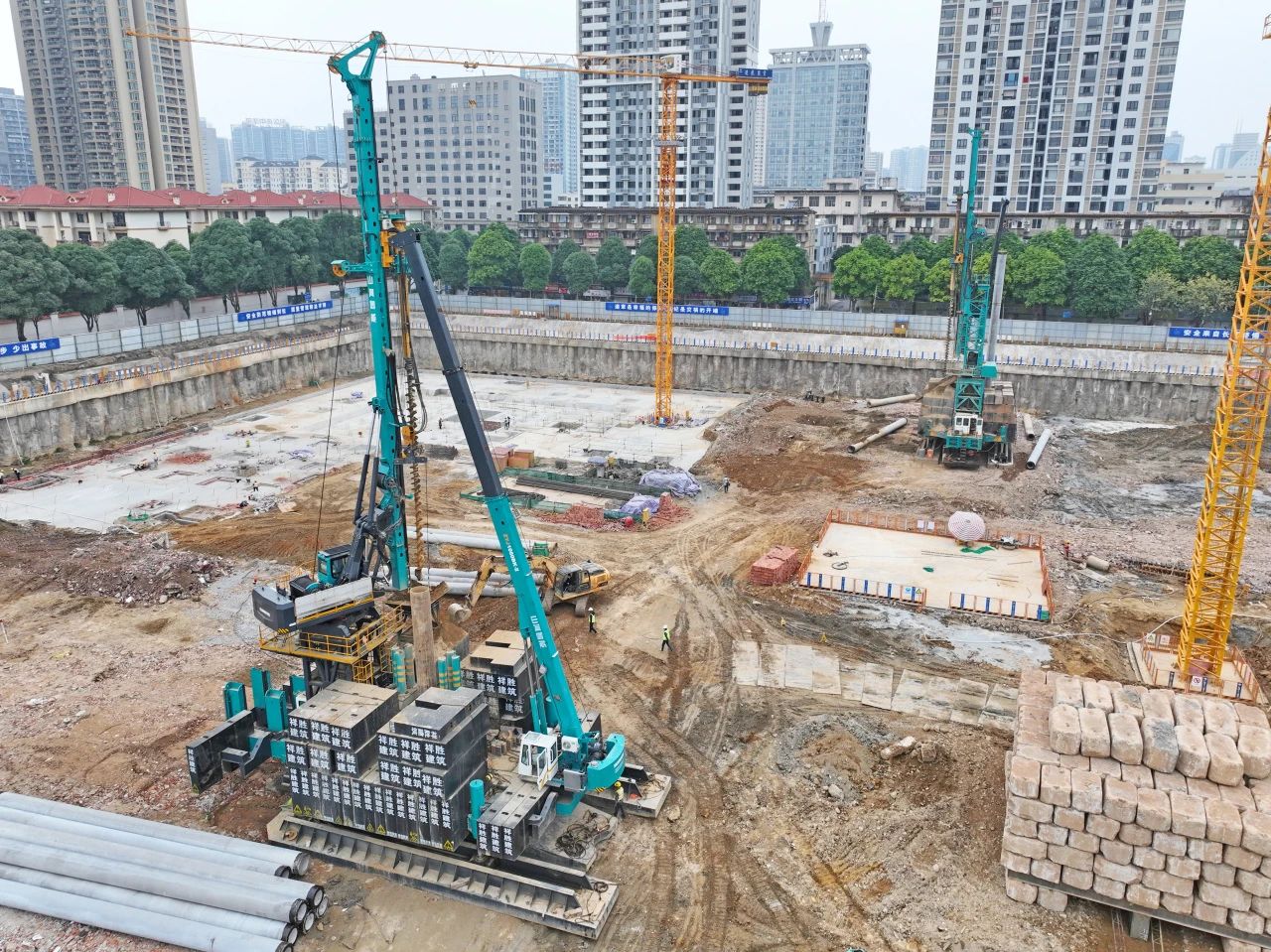 “绿巨人”显神威！k豆钱包智能引孔式静力压桩机助建“绿城”南宁民生项目