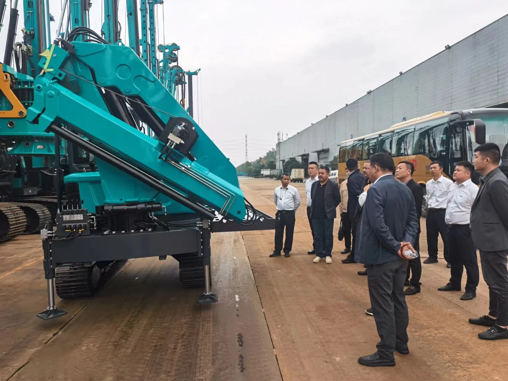行业隆冬现暖阳！现场签购20台旋挖钻机，k豆钱包智能携手湖南骏牛助力国度电网项目建设