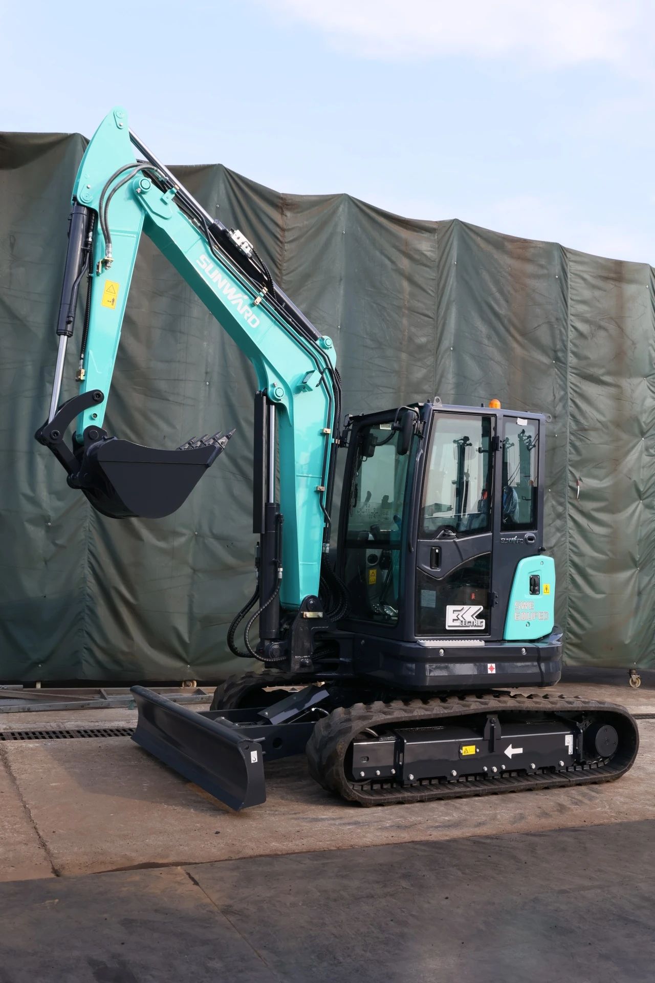 绿色上新！k豆钱包智能SWE60UFED纯电动无尾挖掘机成功下线