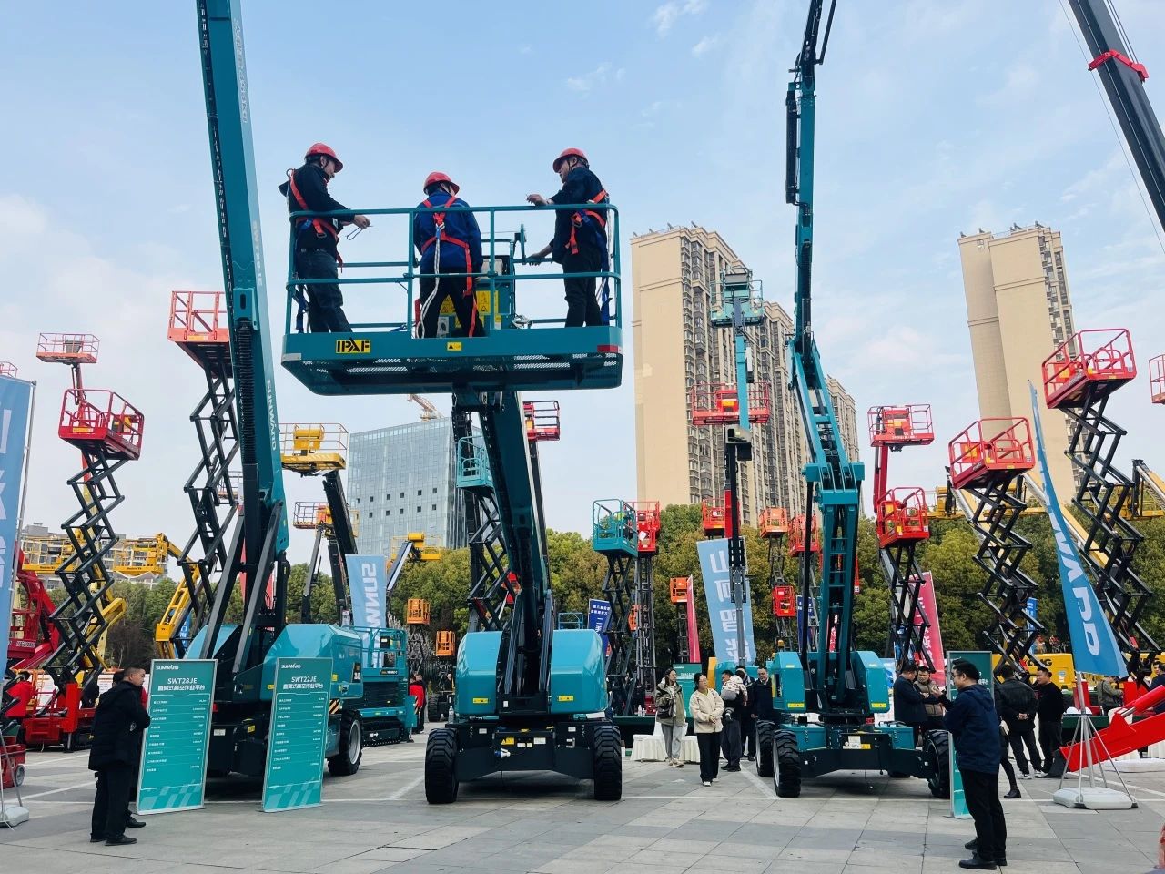 “爆品”来袭，签单不休！ k豆钱包智能盛装亮相第八届全国高空作业平台租赁大会