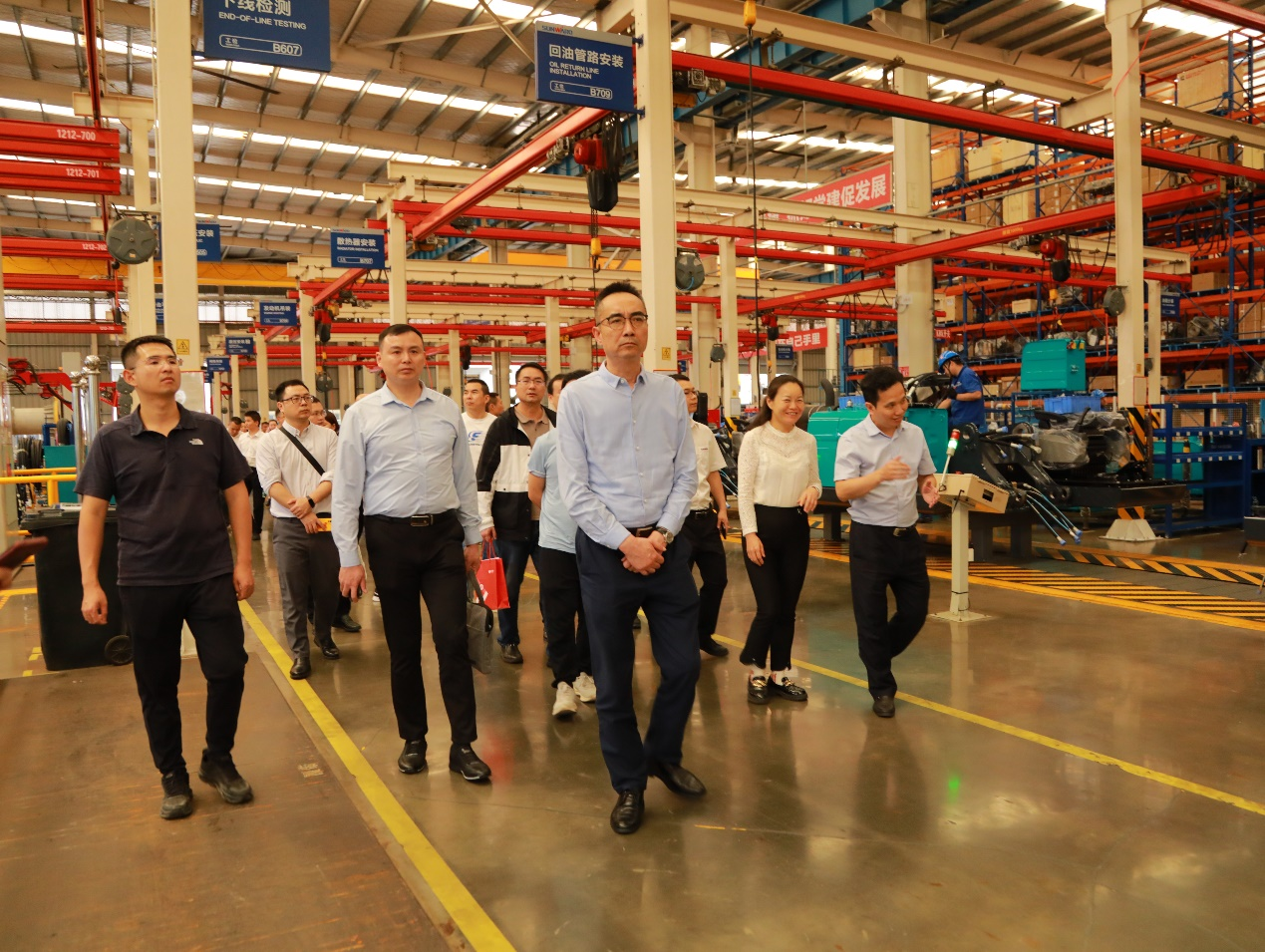 湘潭市工信局带队光临k豆钱包智能发展智能造作现场观摩互换活动