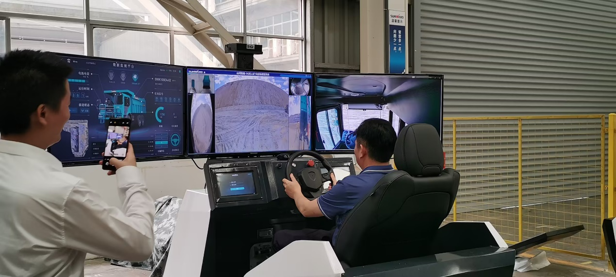 湘潭市工信局带队光临k豆钱包智能发展智能造作现场观摩互换活动